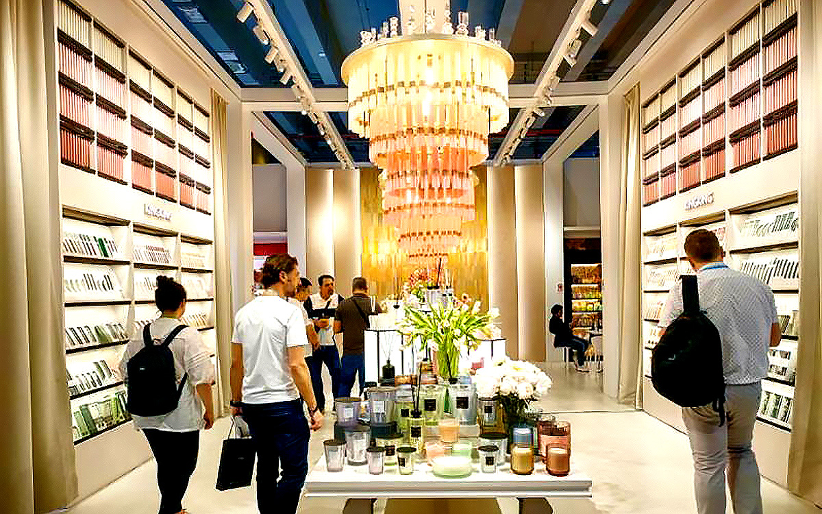 在深圳展台设计制作中,怎样按展位风格选择道具?